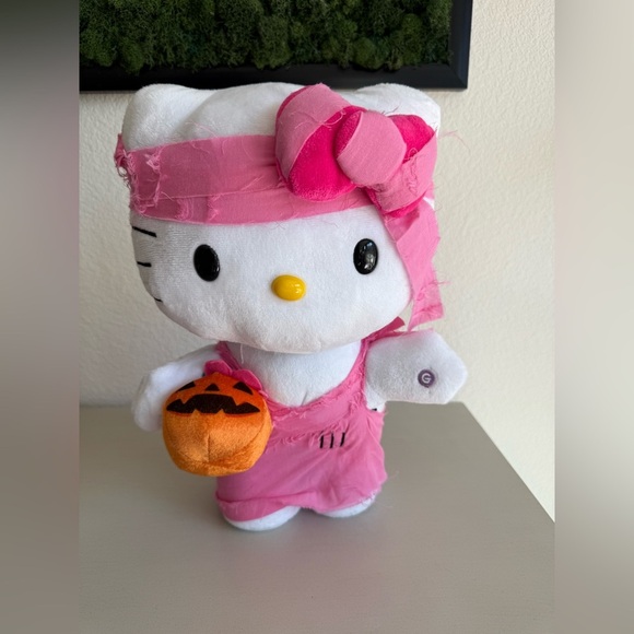 Hello Kitty Greeter in Pink Halloween Outfit - Picture 1 of 2